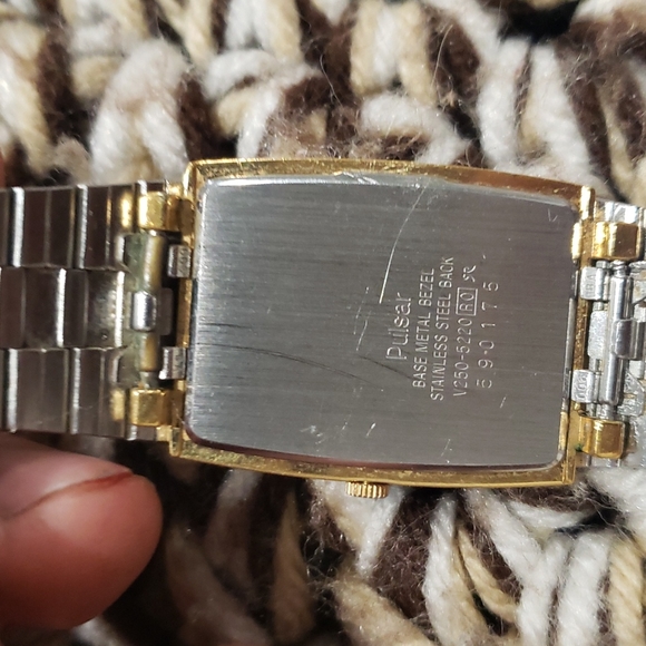 Vintage 1980s Pulsar 2 tone quartz watch V250-5220 - Picture 5 of 7